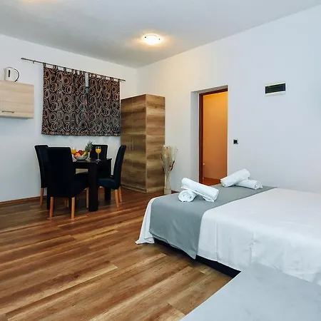 Deni Nin Apartment *